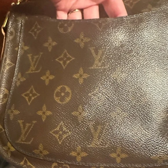 Louis Vuitton Saint Cloud Crossbody - Picture 5 of 12
